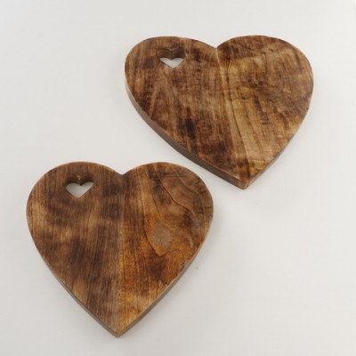 Tagliere cuore in legno con intaglio